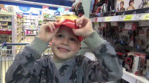 Играем в войнушки в магазине игрушек