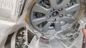 Как покрасить баллончиком диски на авто не снимая колес.