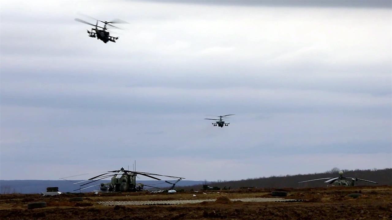 В Минобороны показали кадры, как в ходе спецоперации работают грозные "Аллигаторы" - вертолеты Ка-52