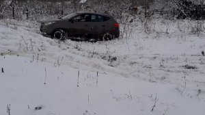 Hyundai ix 35, покоряет  маленькую но коварную зимнию горку. Тест полного привода.