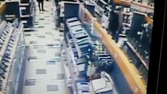 Актауские полицейские разыскивают двух жителей Актау, совершивших кражи в т/ц «Байтерек» смотреть онлайн