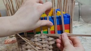 Короб для хранения из бумажной лозы.