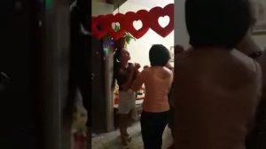 Братик делает предложение руки и сердца 💏