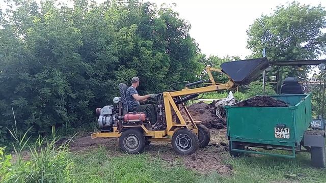 самодельный минипогрузчик с двигателем УМЗ 5 в работе.погрузка. смотреть онлайн