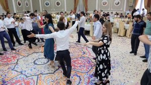 Друзья жениха поддержали на кумыкской свадьбе. Подарили цветы маме. Дагестанская свадьба.