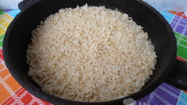 Пицца из лапши быстрого приготовления на сковороде