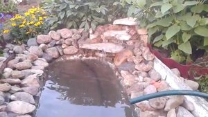 Прудик с водопадом из старой ванны..