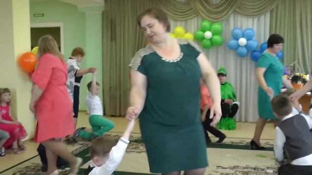 Танец выпускников  с воспитателями