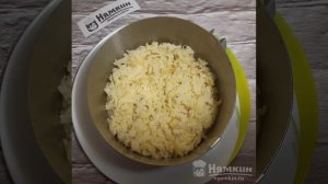 Слоеный салат с яйцом, шпротами и картофелем
