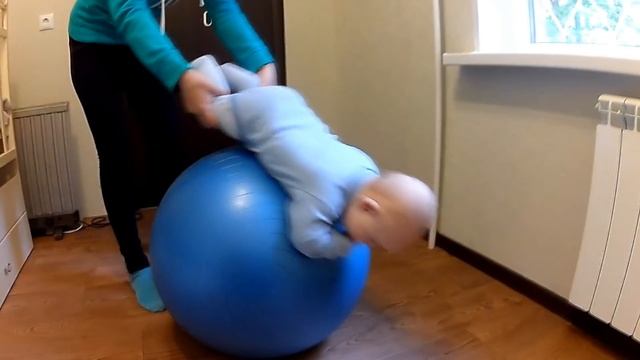 Упражнение на гимнастическом мяче для малышей от 2 месяцев смотреть онлайн