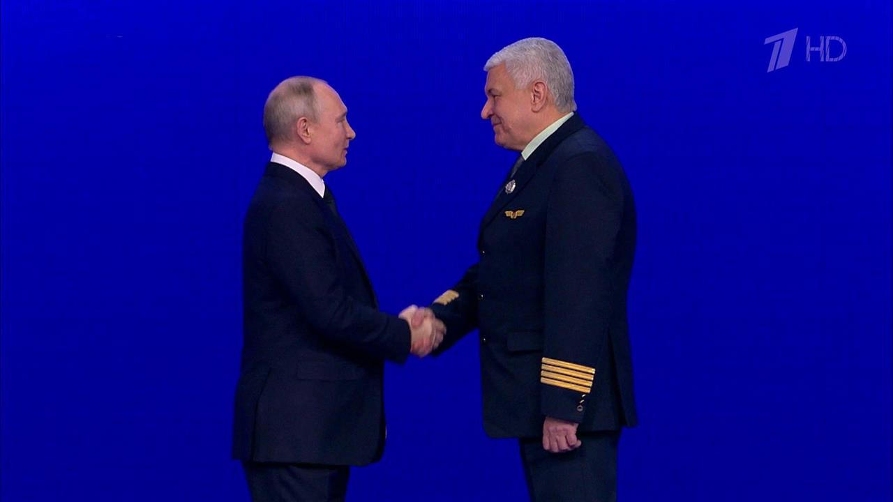 Владимир Путин вручил государственные награды представителям авиаотрасли