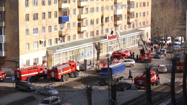 Пожар в доме с магазином "Суперстрой" на Уральской 88 смотреть онлайн