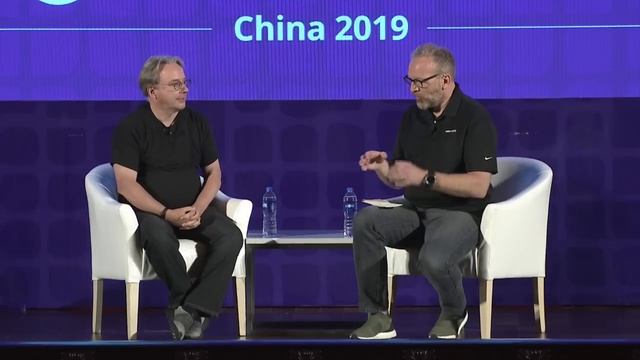 Keynote: Linus Torvalds, Creator of Linux & Git, in conversation with Dirk Hohndel смотреть онлайн