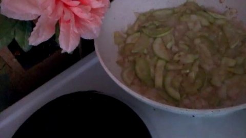 Печень куриная с кабачком в сметане.