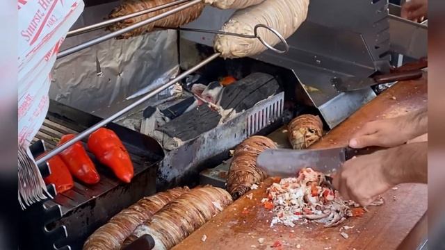Kokoreç - street food Istanbul Удивительно вкусная еда из бараньих кишок