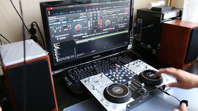 Демонстрация работы DJ-контроллера Hercules DJ Сonsole 4-MX смотреть онлайн