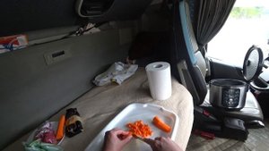 ВЛОГ ДАЛЬНОБОЙЩИКА, ГОТОВЛЮ ПЛОВ В КАБИНЕ, КУХНЯ ДАЛЬНОБОЙЩИКА