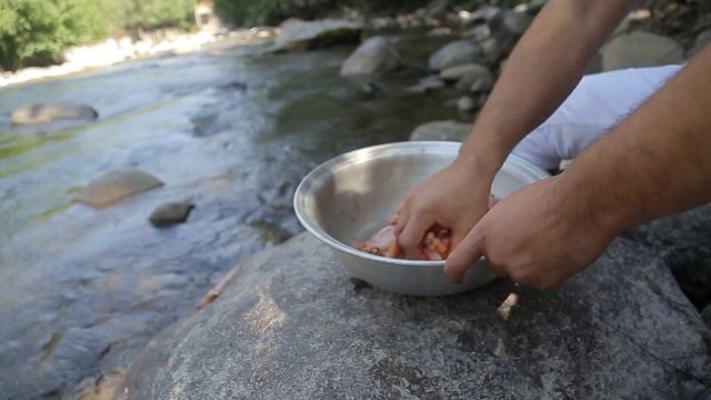 Как приготовить шашлык без мангала на природе! how to cook barbecue without brazier in nature смотреть онлайн