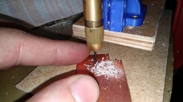 Миниатюрный вертикально сверлильный станочек