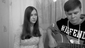 Парень и девушка красиво поют