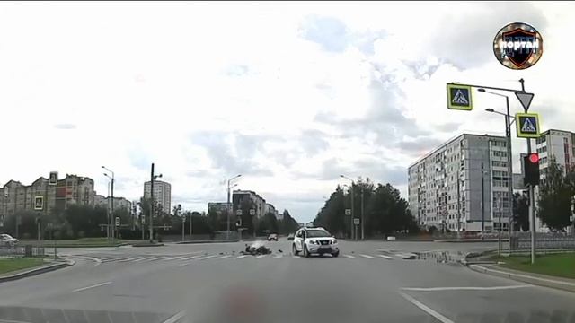 Байкер попал в ДТП в день своего рождения: момент аварии в Тобольске смотреть онлайн