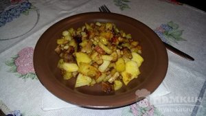 Жареный картофель с мясом и яблоками