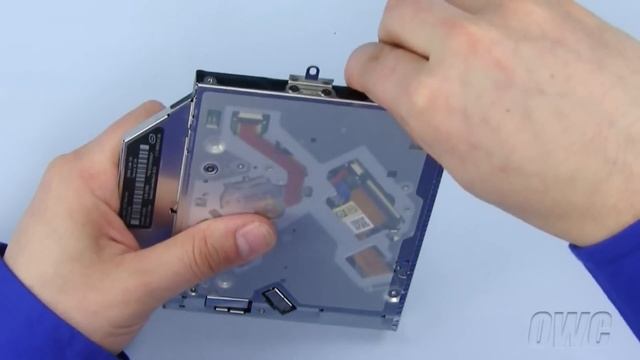 17-inch MacBook Pro Mid 2010 Optical Drive Installation Video смотреть онлайн