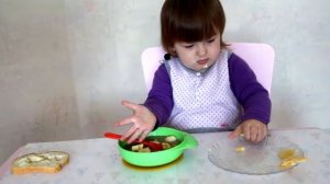 Ребенок кушает кашу собственного приготовления