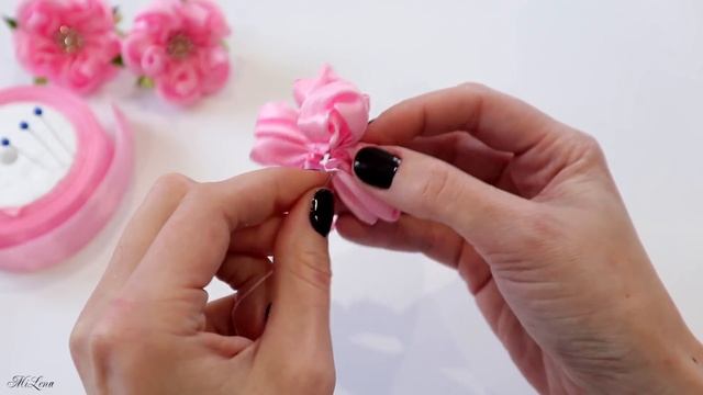 ЦВЕТЫ ИЗ ЛЕНТ, МК / РЕЗИНКИ С ЦВЕТАМИ, МК / DIY RIBBON FLOWERS смотреть онлайн