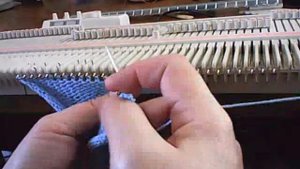 МАШИННОЕ ВЯЗАНИЕ. ВИДЕО - УРОКИ. УРОК №11 "ПРИБАВЛЕНИЕ ПЕТЕЛЬ ВНУТРИ ПОЛОТНА"