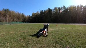 Техника прохождения поворота на плоскости с хорошим зацепом, подобным плотному песку,мотокросс.
