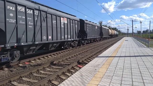 Маневровый тепловоз ТЭМ18ДМ-676 с грузовым составом проезжает через станцию Посоп. смотреть онлайн