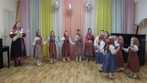 На пенечке мы сидели