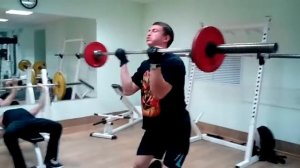 Дрищь качает бицепс