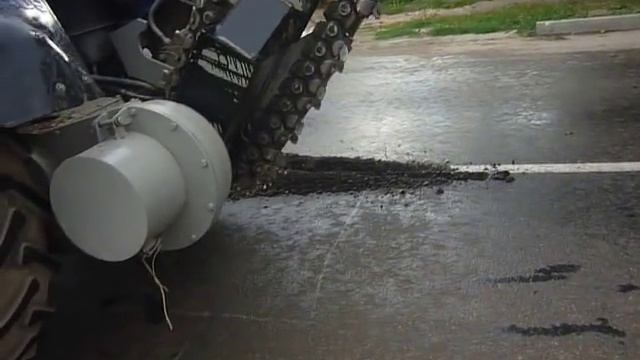 Резка асфальта траншеекопателем, барой, в Калуге,  барой  切割的柏油战壕 смотреть онлайн