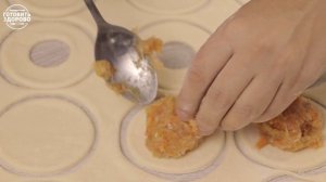«Гусарики» из слоеного теста с куриным фаршем