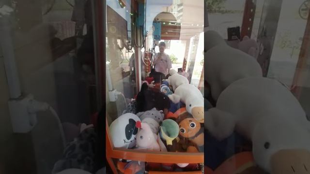 ура красивая игрушка из аппарата хватайка #аппараты #игрушки #ура #аппаратхватайка #выиграл #хватайк смотреть онлайн