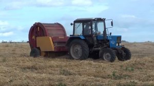 Прессование соломы в рулоны