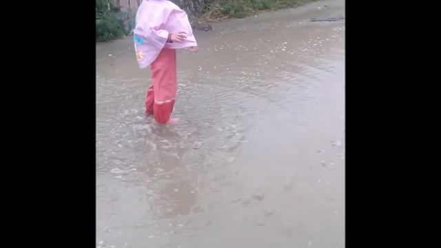 Ребенок купается в луже)))Веселый отдых на даче)
