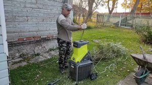 Садовый измельчитель веток Ryobi RSH2545B в деле...