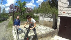 Учу новичка делать трюки на трюковом самокате