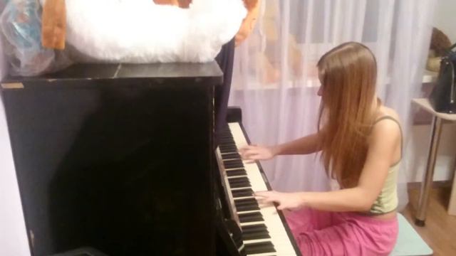 Настя играет на фортепиано. смотреть онлайн