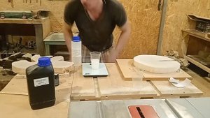 Что можно сделать из спила? Первый опыт работы с эпоксидной смолой. Менажница своими руками...