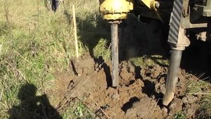 Бурение скважины под бетонную опору ЛЭП 0,4 кВ