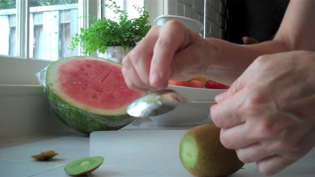 How to Peel a Kiwi смотреть онлайн