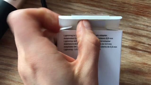 Unboxing: Lightning auf 3,5 mm Anschluss Adapter // Lightning to Headphone Jack смотреть онлайн