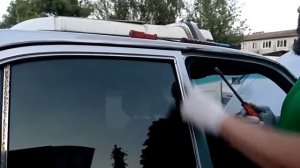 Как за 4 минуты снять молдинг водостока на Волге.