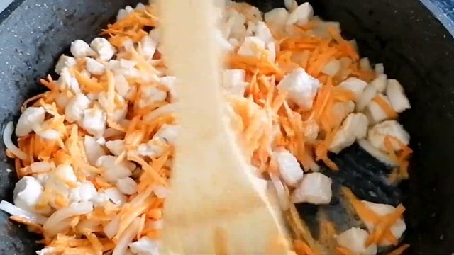 Булгур с овощами и куриной грудкой в сковороде. смотреть онлайн