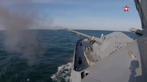 Корабли Черноморского флота провели артиллерийский бой и уничтожили подлодку «противника»