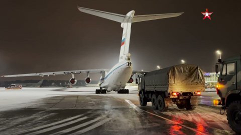 На аэродроме «Чкаловский» проводится погрузка техники ВДВ для отправки в Казахстан